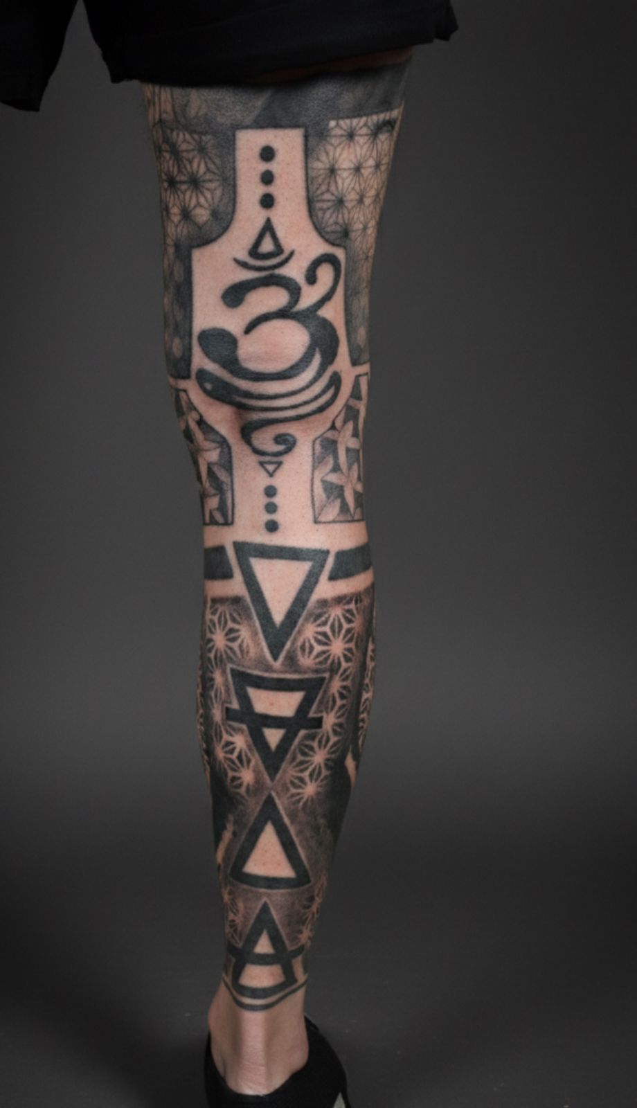 Tatuagem geométrica simbólica em preto